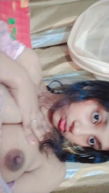 Desi cutie showing big boobs