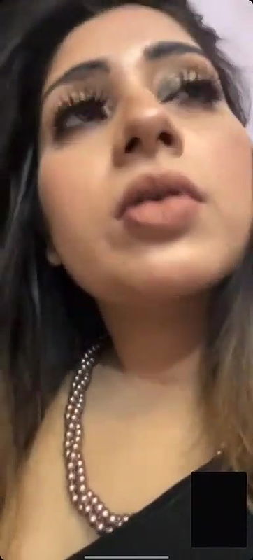 Desi lady showing boobs on videocall
