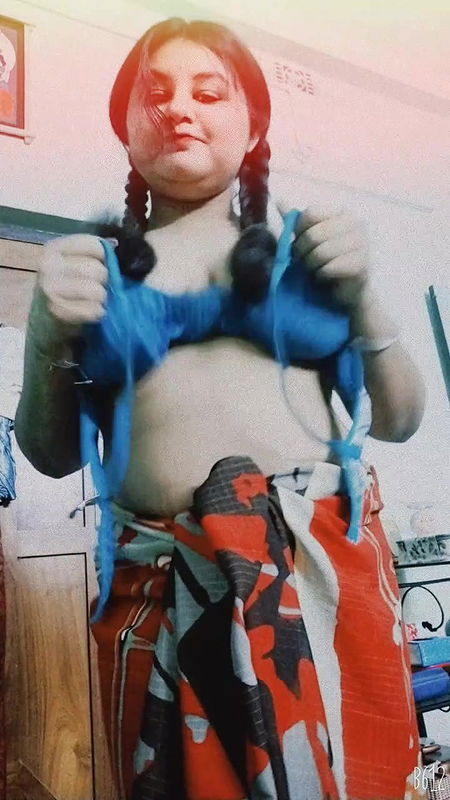 Beautiful Sexy Chubby Girl Showing