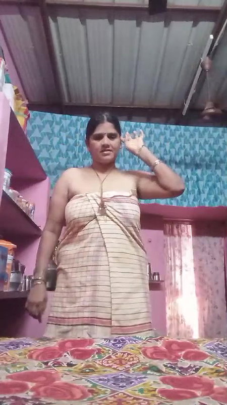 Mature bhabhi showing ass and hairy pussy