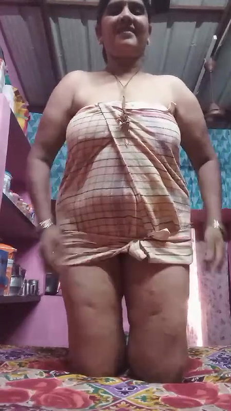 Mature bhabhi showing ass and hairy pussy