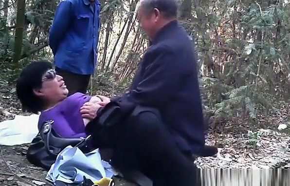 Old asian man fucks chubby asian prostitute