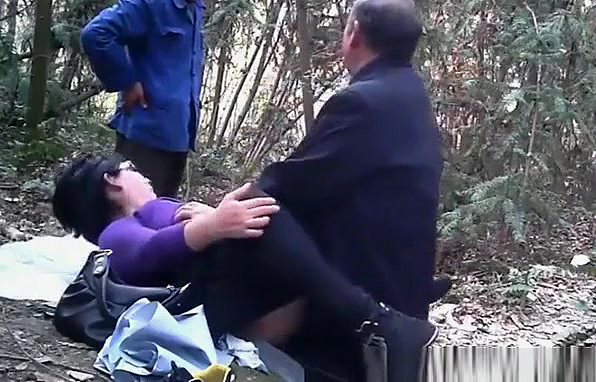 Old asian man fucks chubby asian prostitute