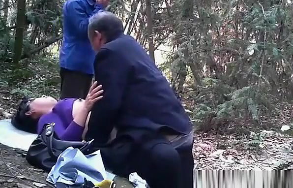 Old asian man fucks chubby asian prostitute