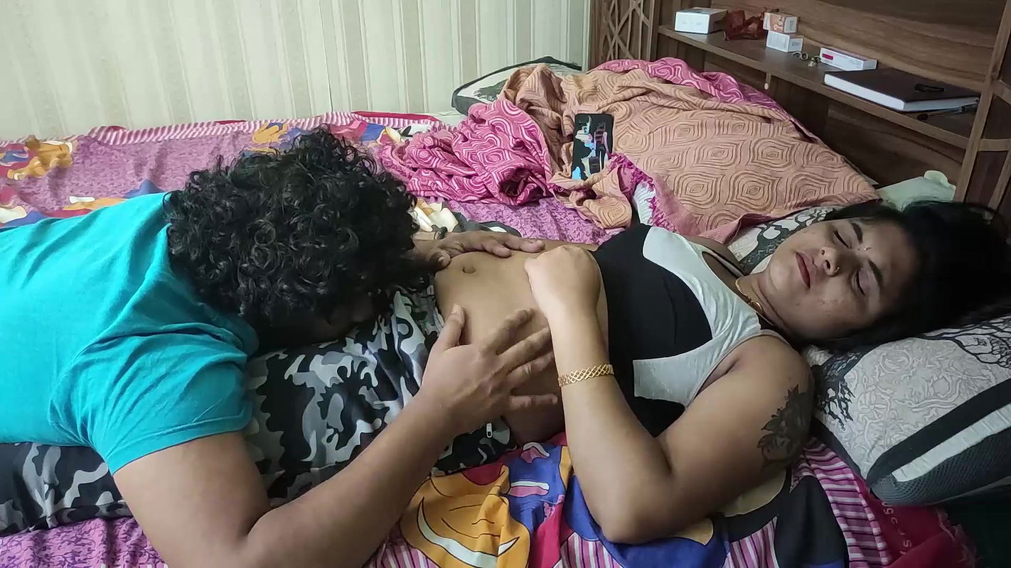 Navel Fingering And Romance In Sports Bra And Tracksuit – Vaishnavi