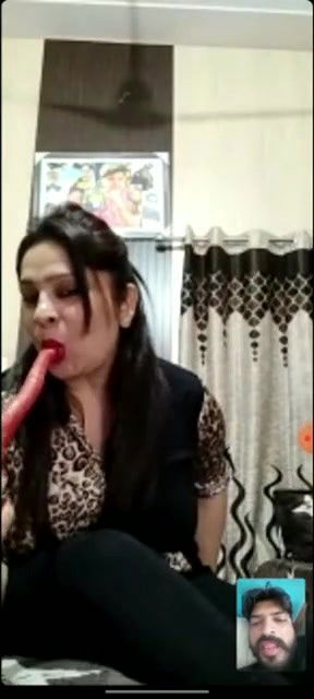 Horny bhabhi taking carrot inside