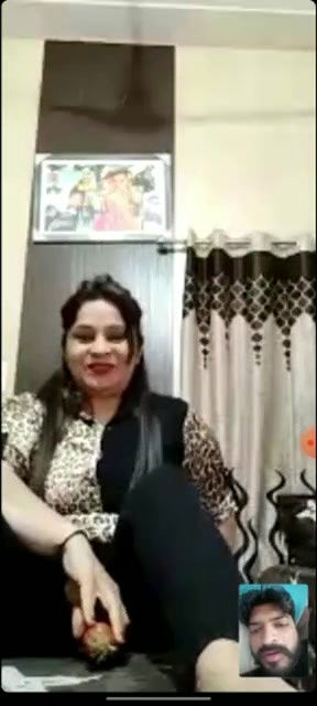 Horny bhabhi taking carrot inside