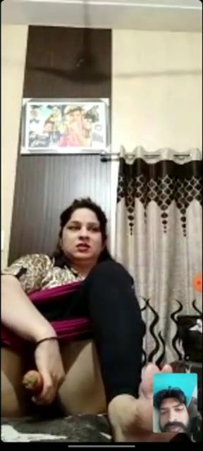 Horny bhabhi taking carrot inside