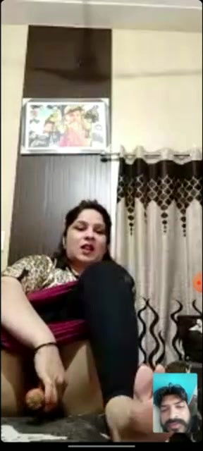 Horny bhabhi taking carrot inside