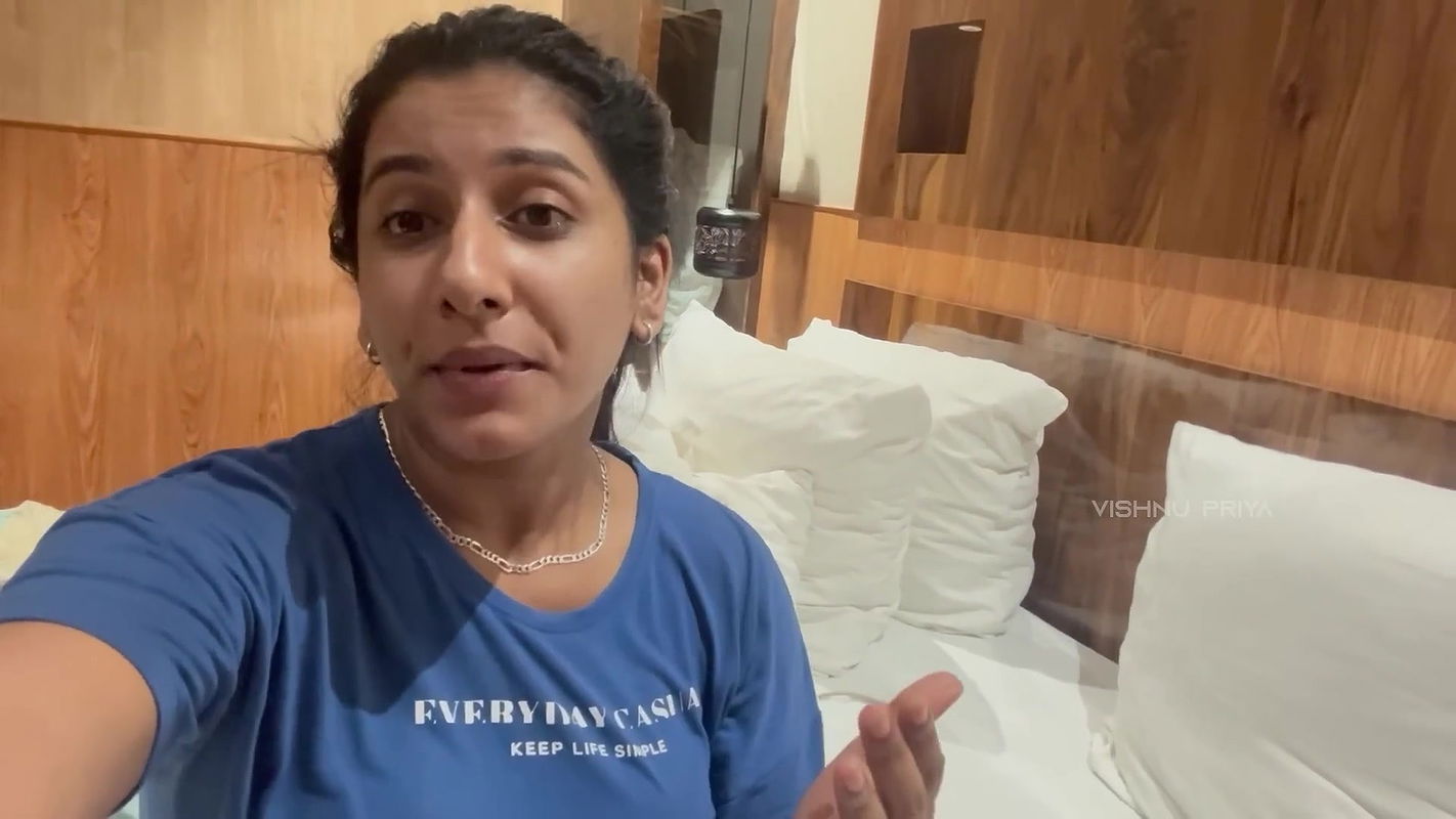 Etv Anchor Vishnu Priya Super Hot Jumping Big Milk Tanker Boobs & Cleavage Exposure