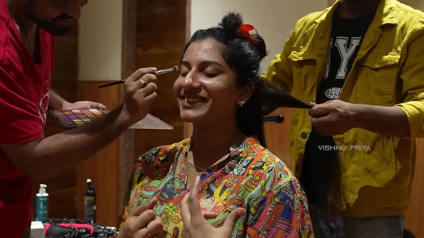 Etv Anchor Vishnu Priya Super Hot Jumping Big Milk Tanker Boobs & Cleavage Exposure