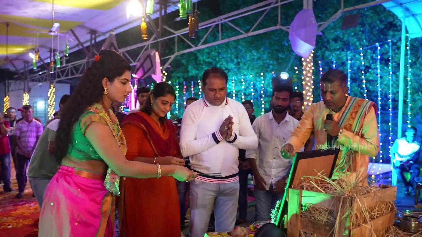 Etv Anchor Vishnu Priya Super Hot Jumping Big Milk Tanker Boobs & Cleavage Exposure