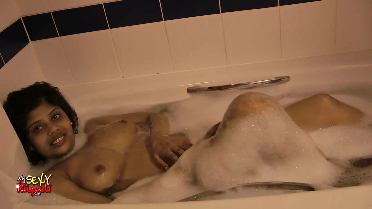 rupali bhabhi early morning shower