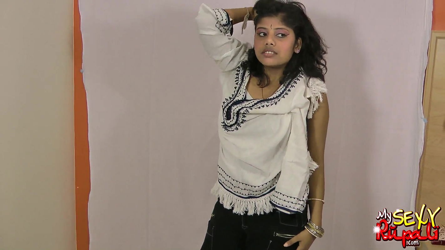 rupali bhabhi listing song changing in bedroom