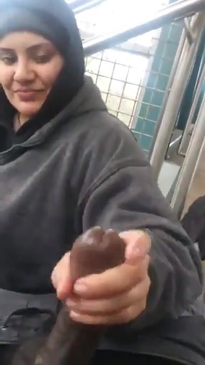 Desi aunty suck her ctomer dick