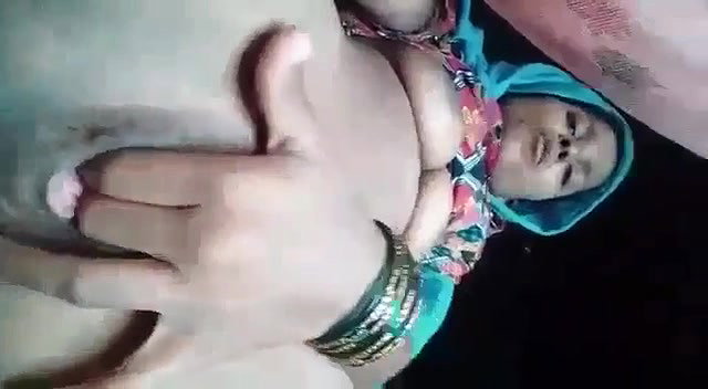 Village Unsatisfied Wife Fingering Pussy On Cam