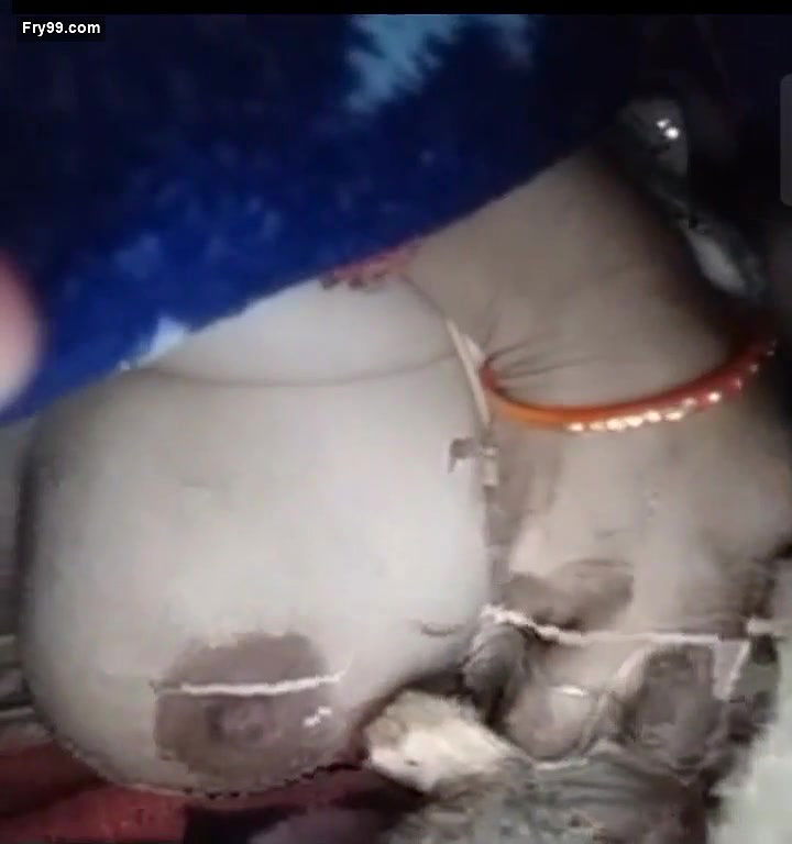 Desi Girl Shows Her Boobs