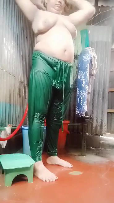Unsatisfied Bhabi Bathing