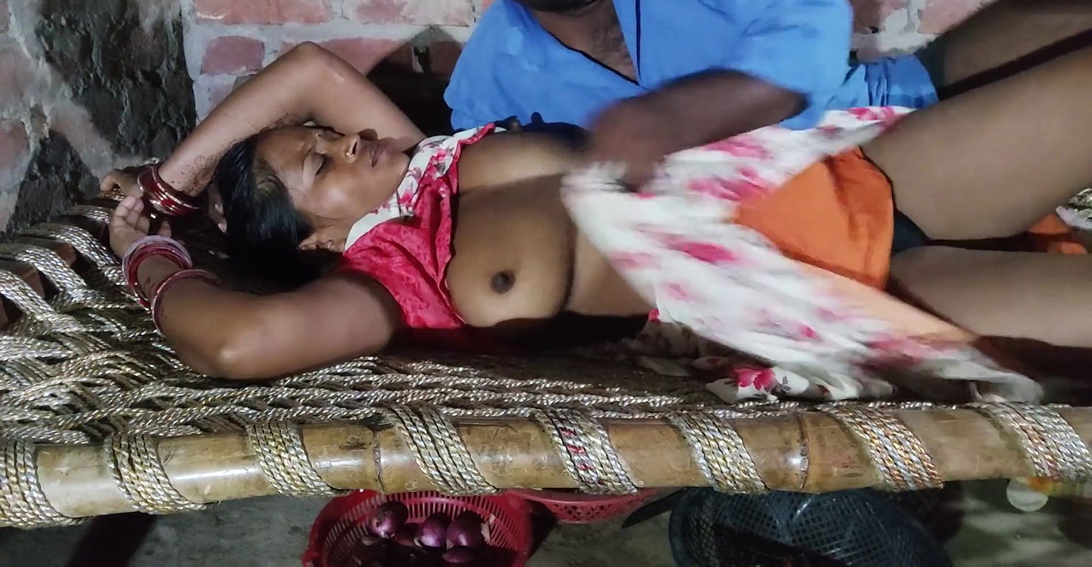 Neighbor wali bhabhi ki chudai village ki charpai par Hindi audio