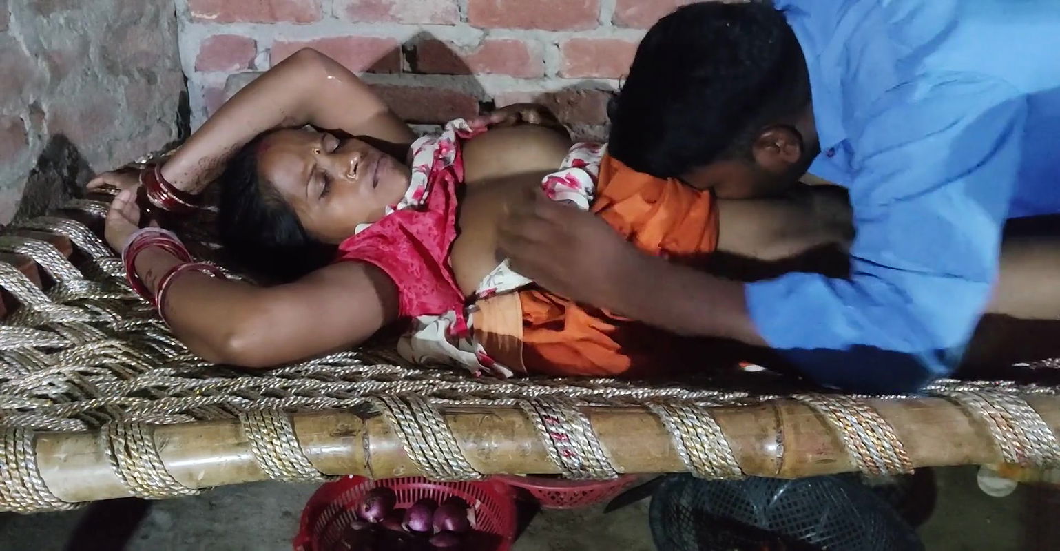 Neighbor wali bhabhi ki chudai village ki charpai par Hindi audio