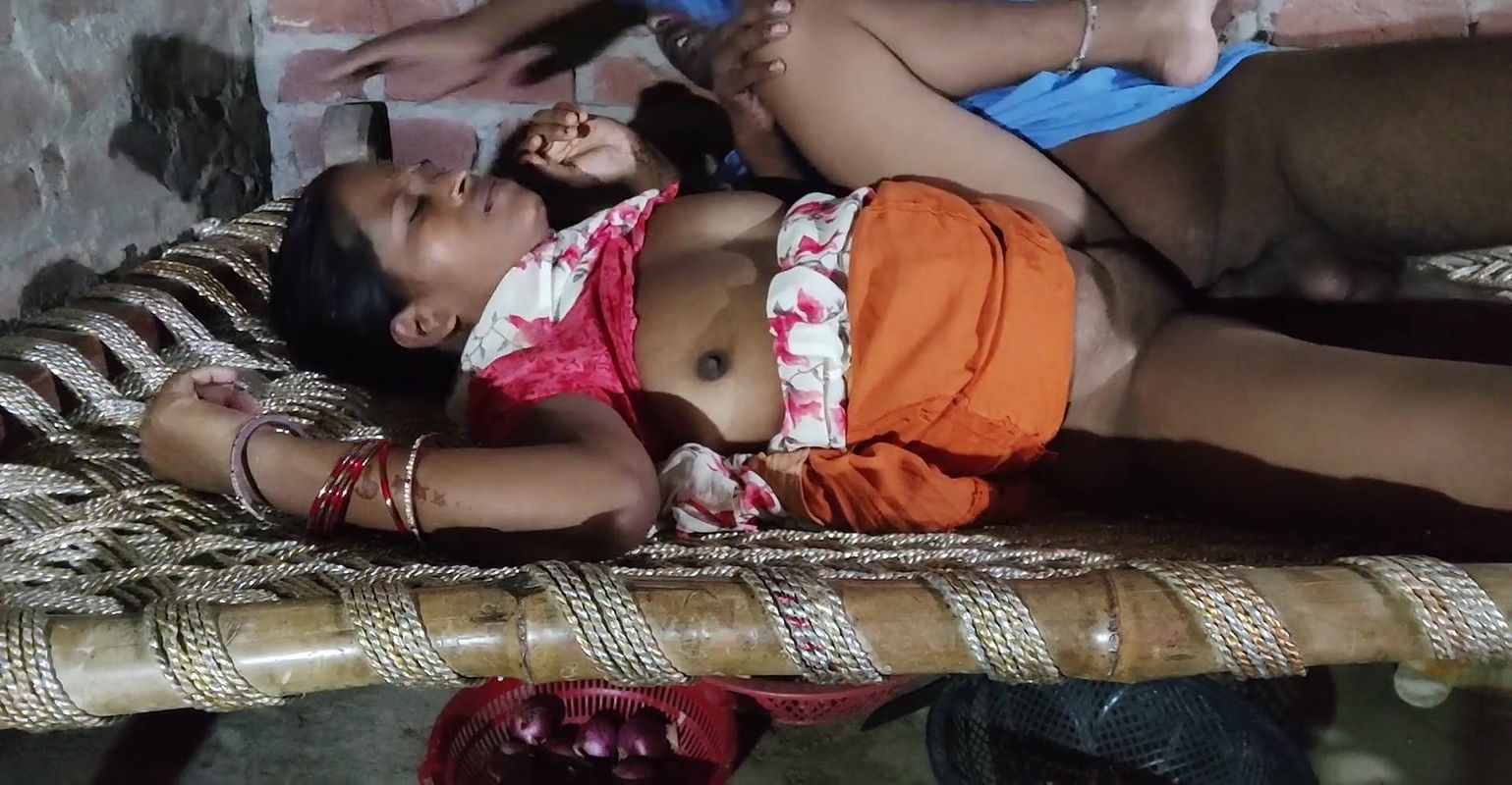Neighbor wali bhabhi ki chudai village ki charpai par Hindi audio