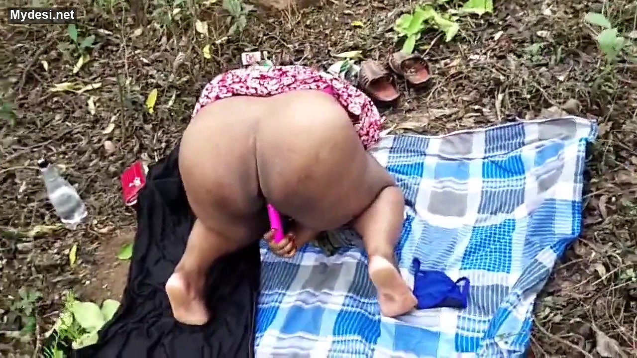 Desi fatty auntyy outdoor fun video 1