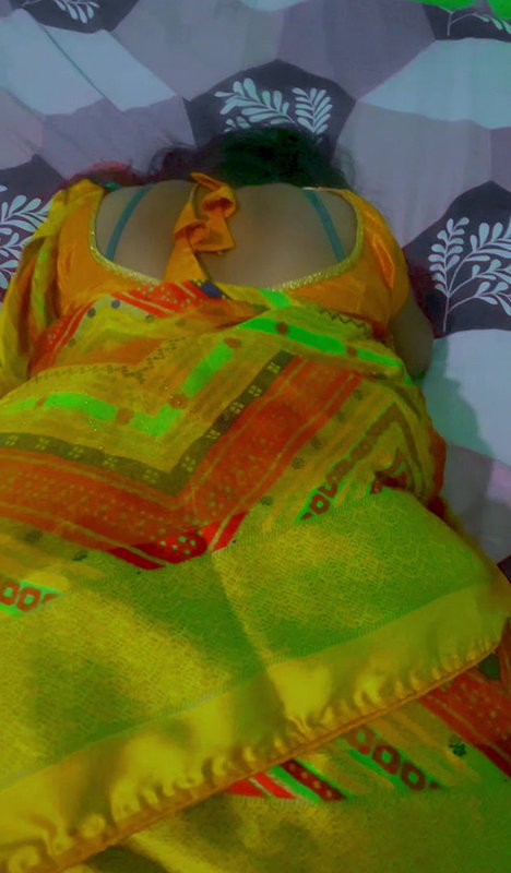 Bhabhi ko akele me dekh ke chod dala, bhabhi ki chudayi sari me, desi bhabhi aur devar ki chudayi