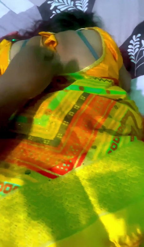 Bhabhi ko akele me dekh ke chod dala, bhabhi ki chudayi sari me, desi bhabhi aur devar ki chudayi