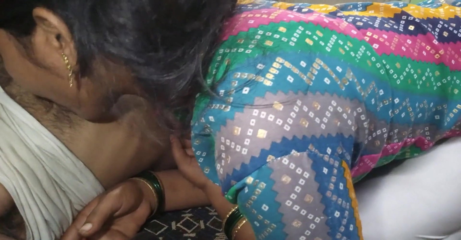 Aaj bhabhi ko bahut pyar se mana ke lund chusaya phir bur choda desi sex video