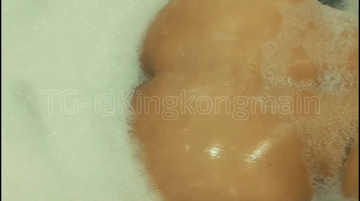 Insta Model Style With Plexi Nude In The BathTub