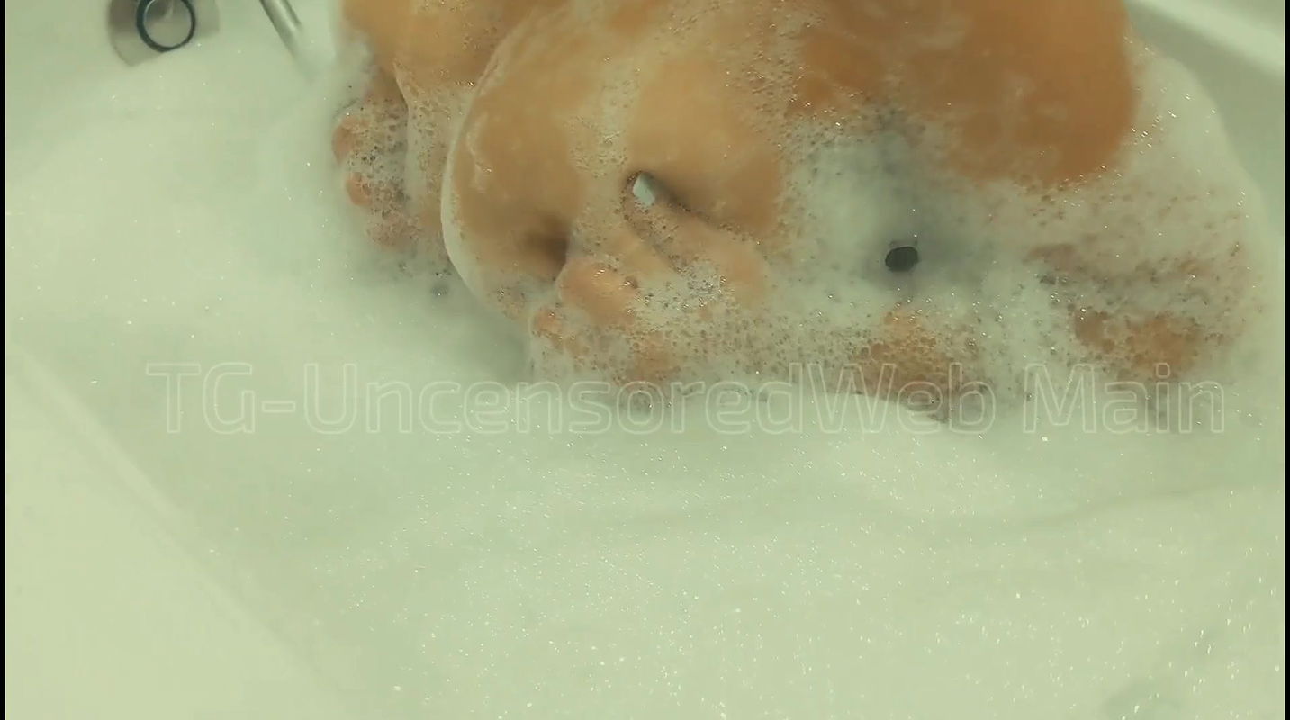 Insta Model Style With Plexi Nude In The BathTub