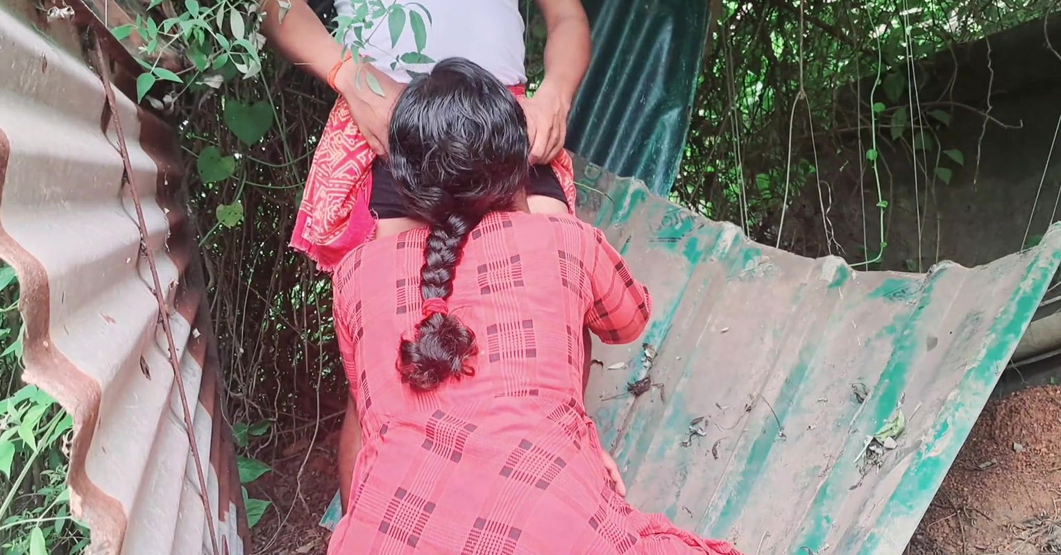Best Indian Bangali Village bhabhi fucking outdoor forest by devar