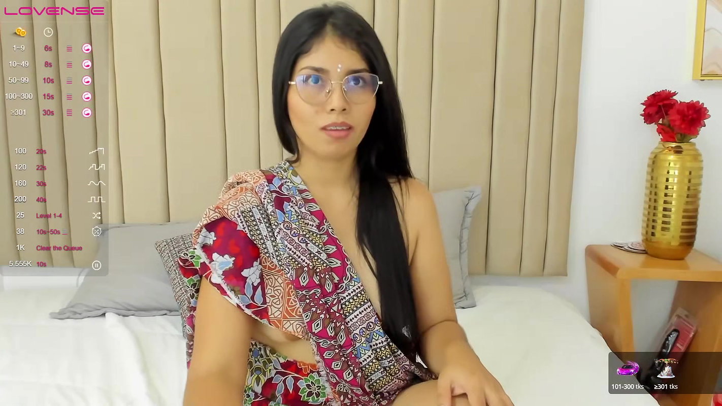 Horny babe in saree without blouse Exposing Boobs With Nipple