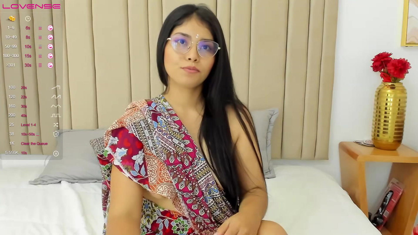 Horny babe in saree without blouse Exposing Boobs With Nipple