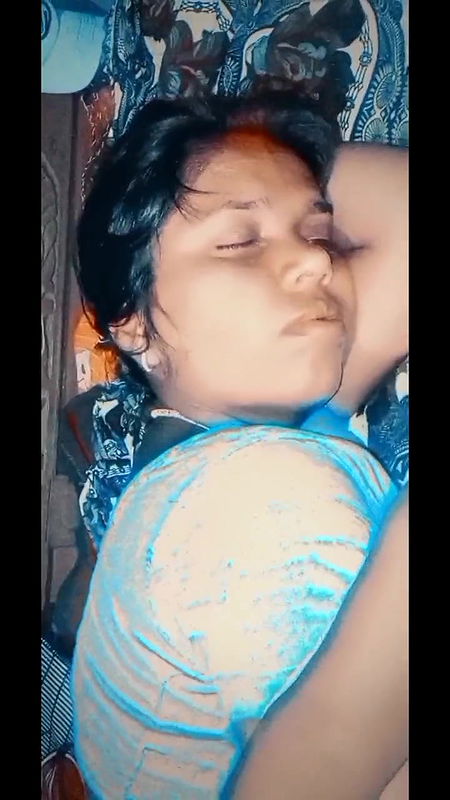 Soma bhabhi ne chote debor ke bara ko chus chus ke lal kor diya