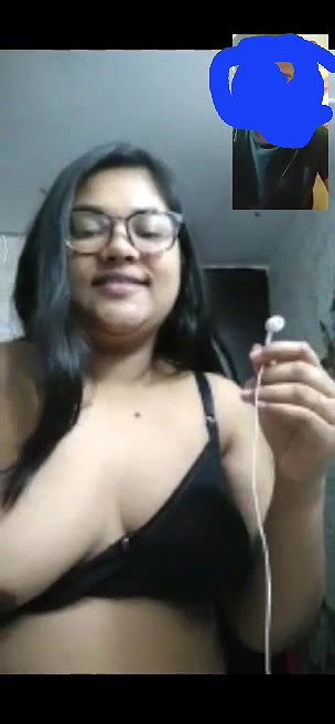 Beautiful Chubby GF Showing Lover On VC