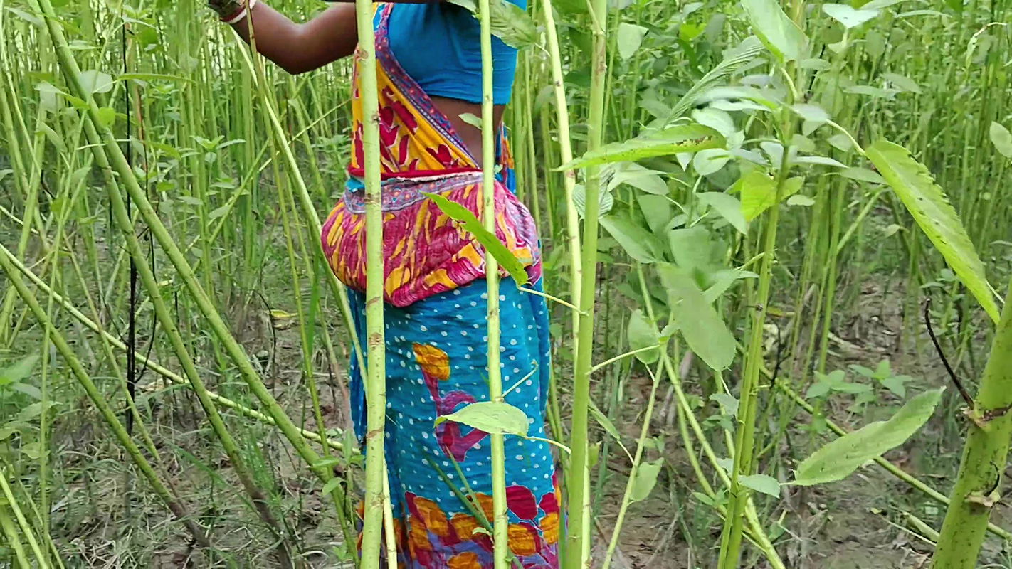 I Was Working in the Field and My Stepfather Wearing a Clover, Fucked My Pussy in the Forest