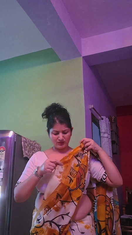 Bengali aunty huge tits and deep navel in white saree