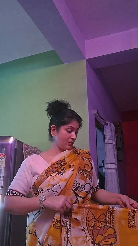 Bengali aunty huge tits and deep navel in white saree