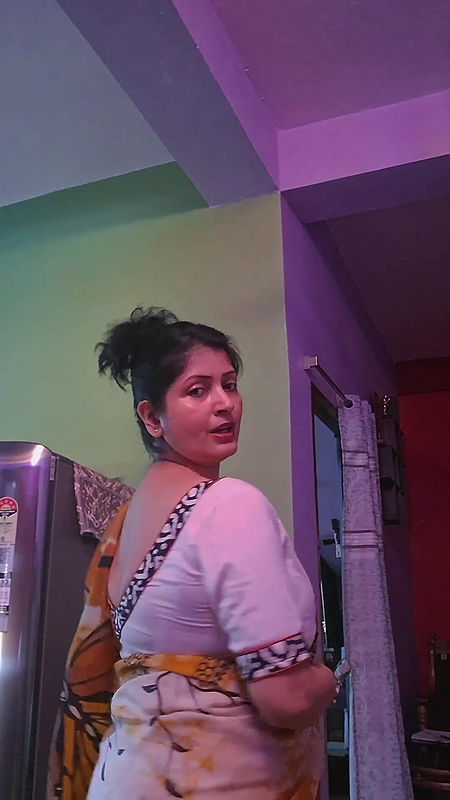 Bengali aunty huge tits and deep navel in white saree