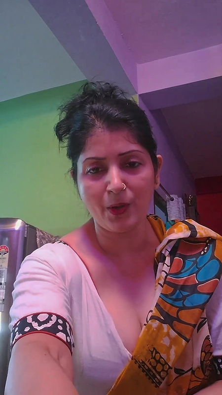 Bengali aunty huge tits and deep navel in white saree