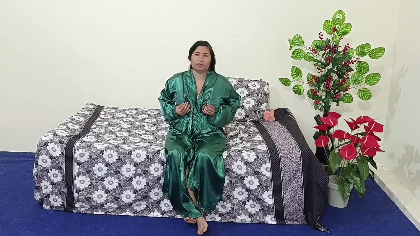 Beautiful Pakistani Urdu Aunty Sexy with Dildo