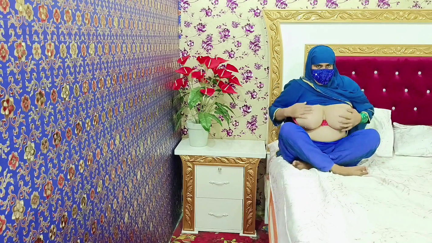 Huge Boobs Desi Paki Aunty Fucking Pussy with Cucumber