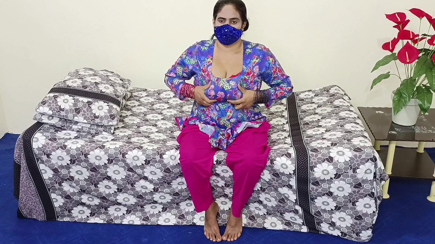 Huge Tited Desi Pakistani Aunty Masturbating by Large Dildo