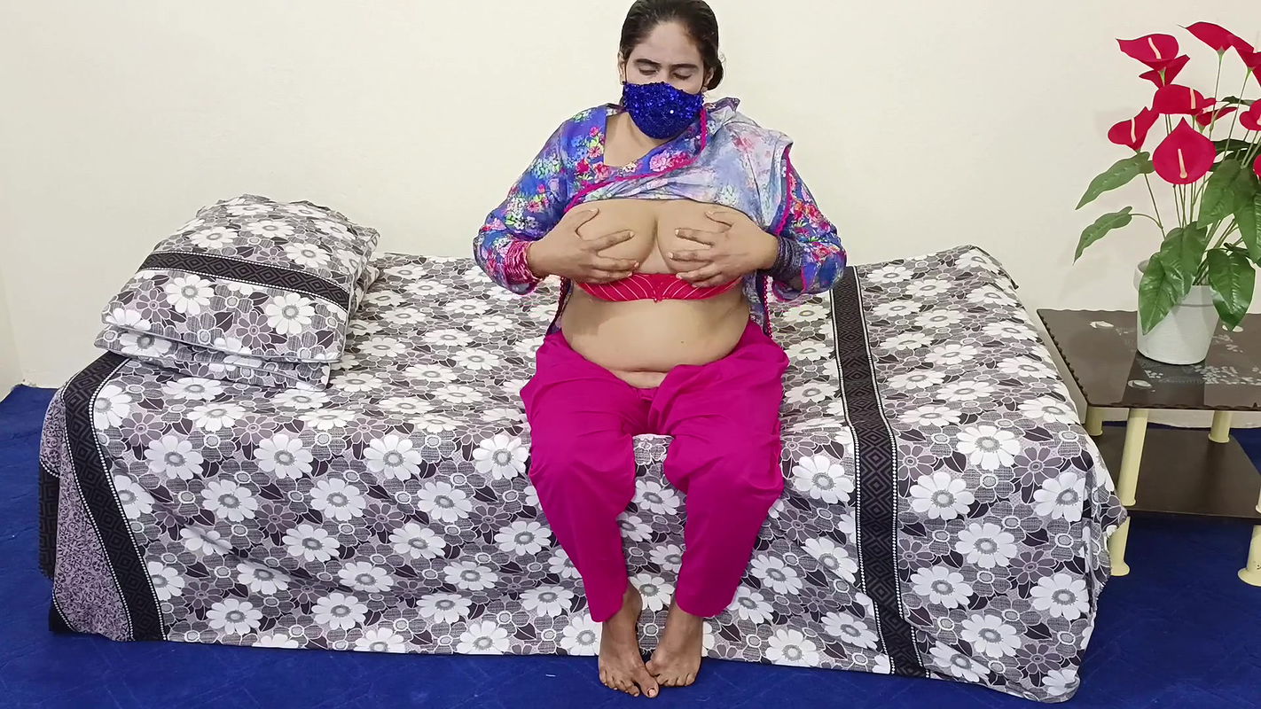 Huge Tited Desi Pakistani Aunty Masturbating by Large Dildo