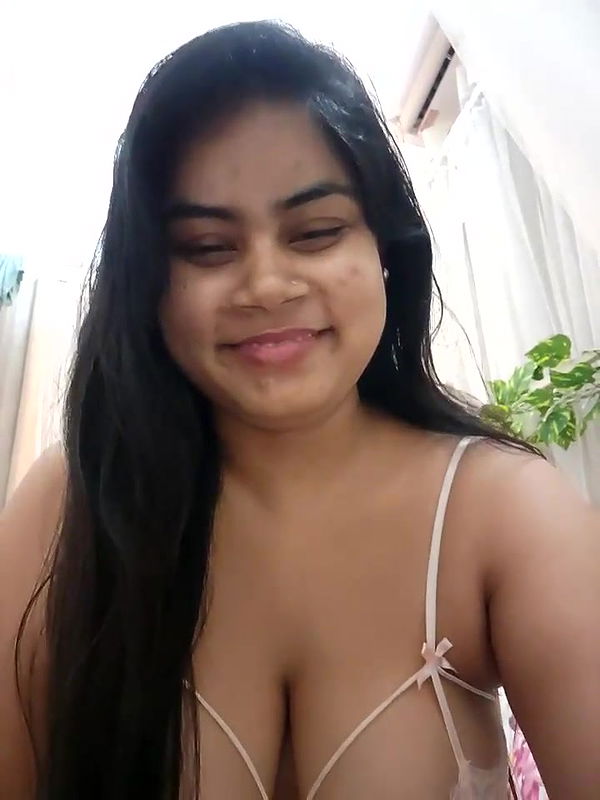 Busty Girl Amesha Show Her Big Boobs And Curves