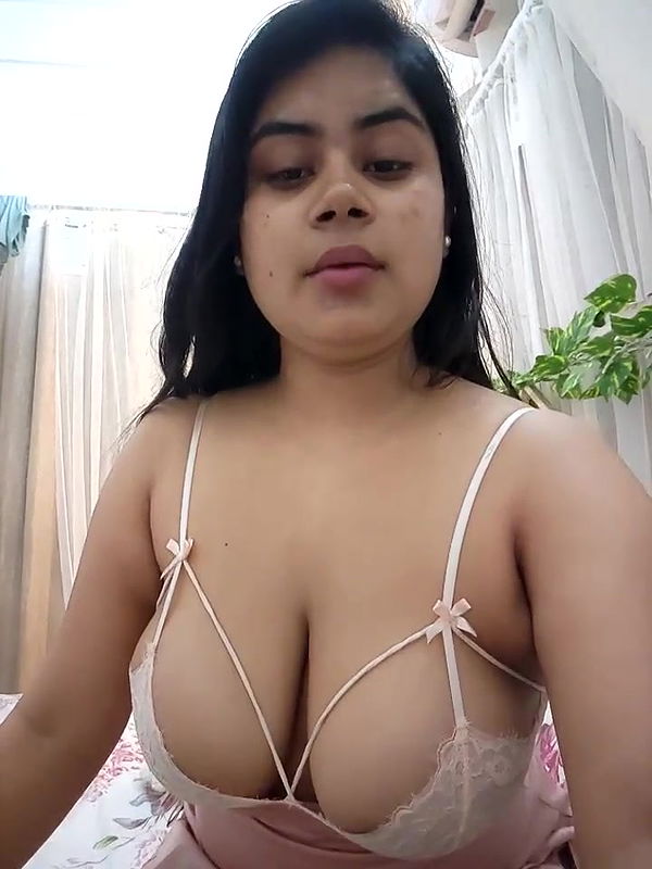 Busty Girl Amesha Show Her Big Boobs And Curves