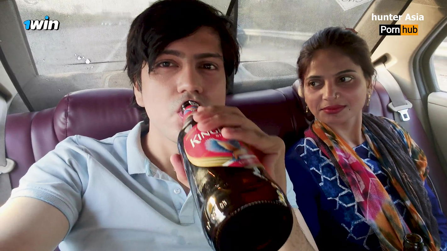 Horny Indian Bhabhi Gets Fucked In Car