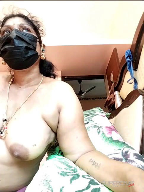 South Indian Tamil Aunty Show Her  Big Boobs