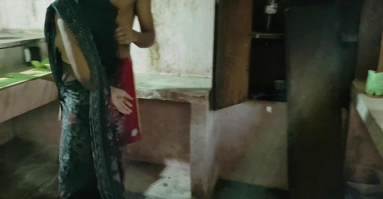 BHABI FUCKED WITH HER NAUKAR AND ELECTRICIAN WHEN HER HUSBAND NOT IN HOME,